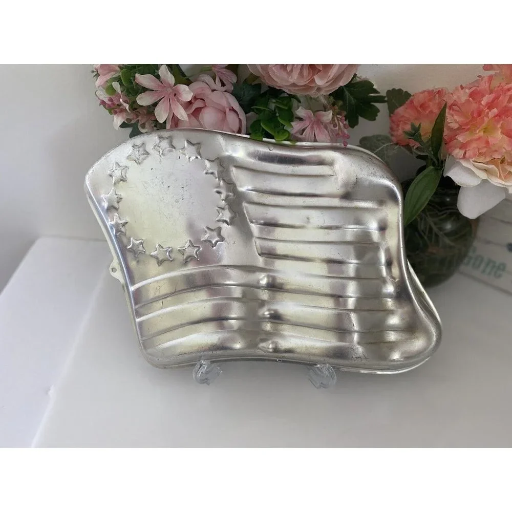 Wilton Cake Pan Mold 1974 American Flag Stars & Stripes 2105-183 11.5